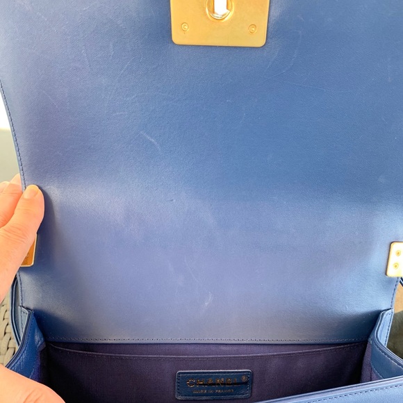 CHANEL Medium Boy Bag - Picture 6 of 13